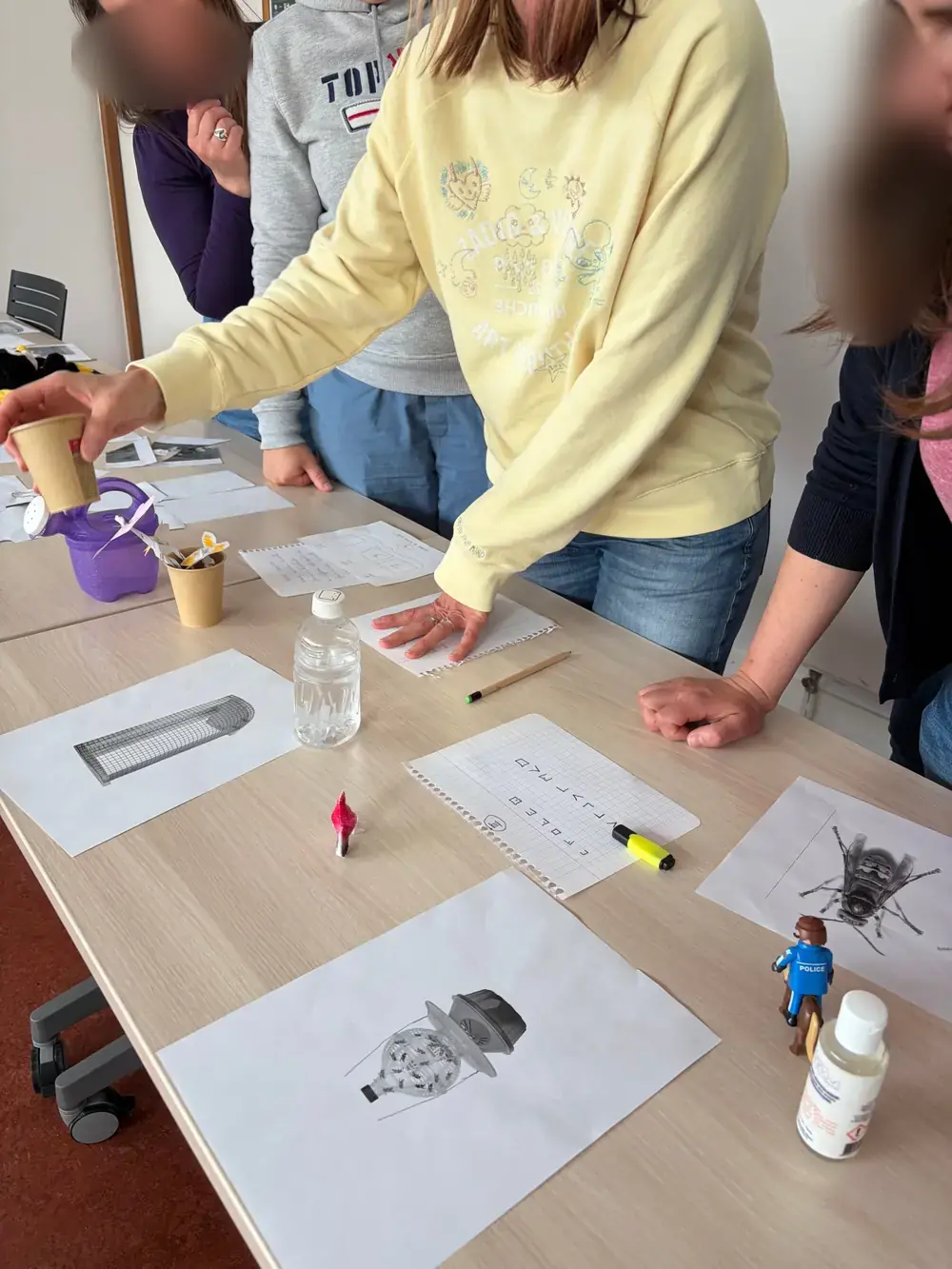 Participants résolvant des énigmes autour d'une table en formation