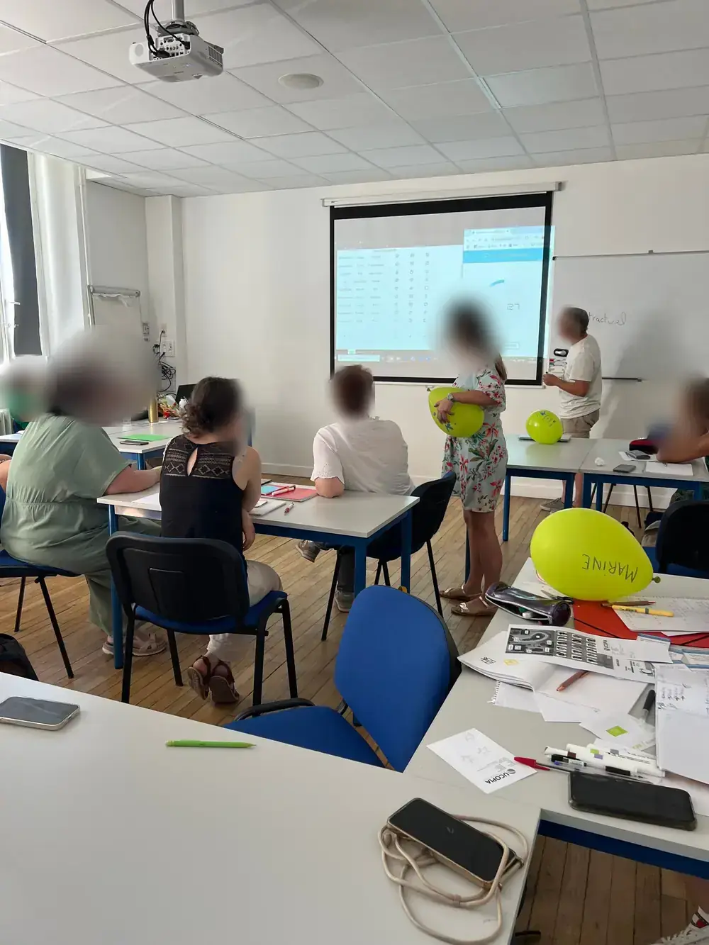 Formatrice animant un quiz interactif projeté en salle de formation