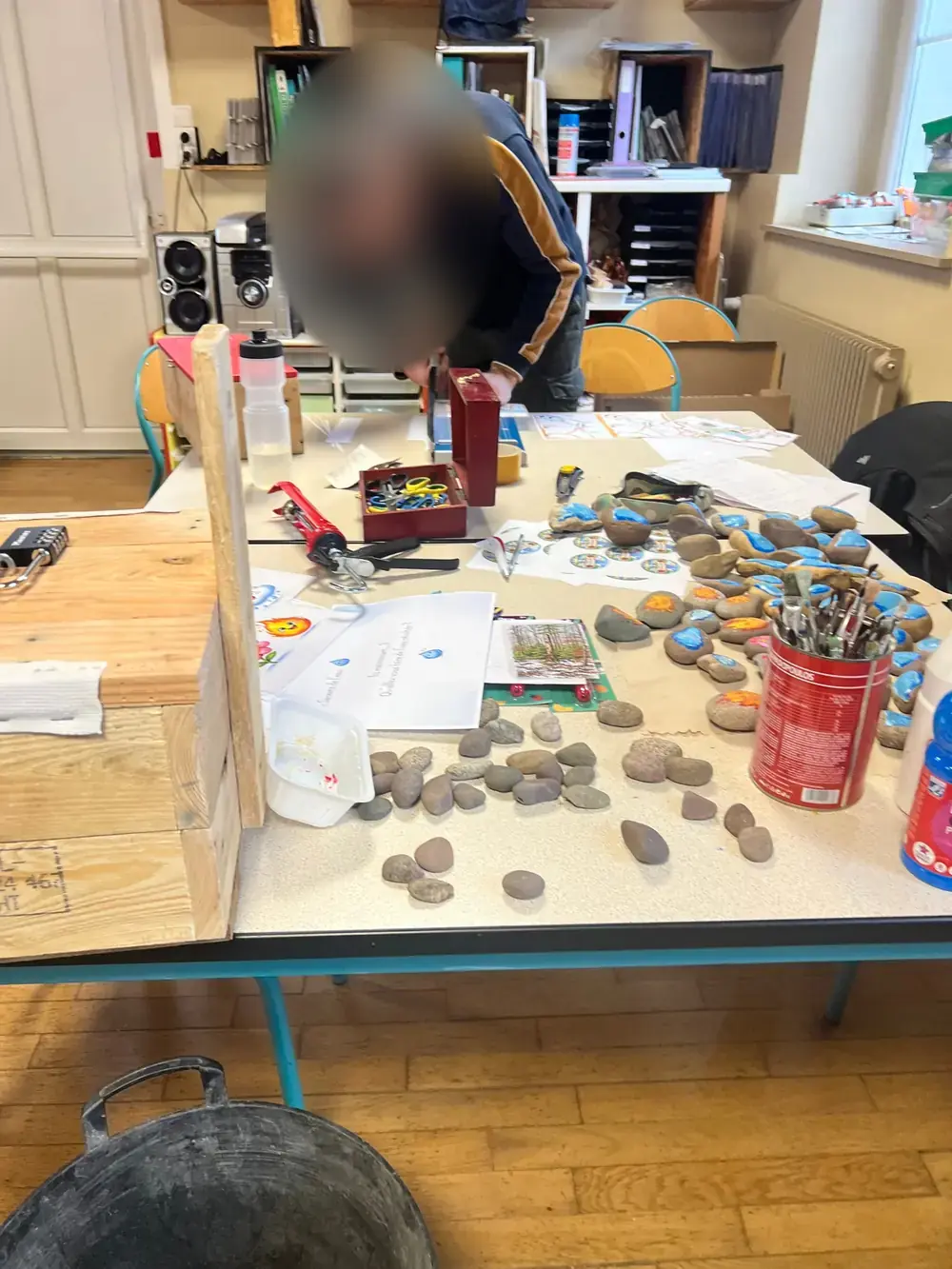 Fabrication du matériel d'un jeu pédagogique : galets peints, coffres et cartes