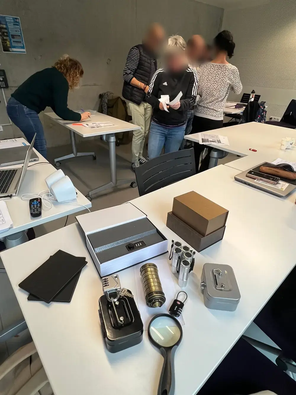 Coffres, cadenas et cryptex préparés pour un escape game pédagogique
