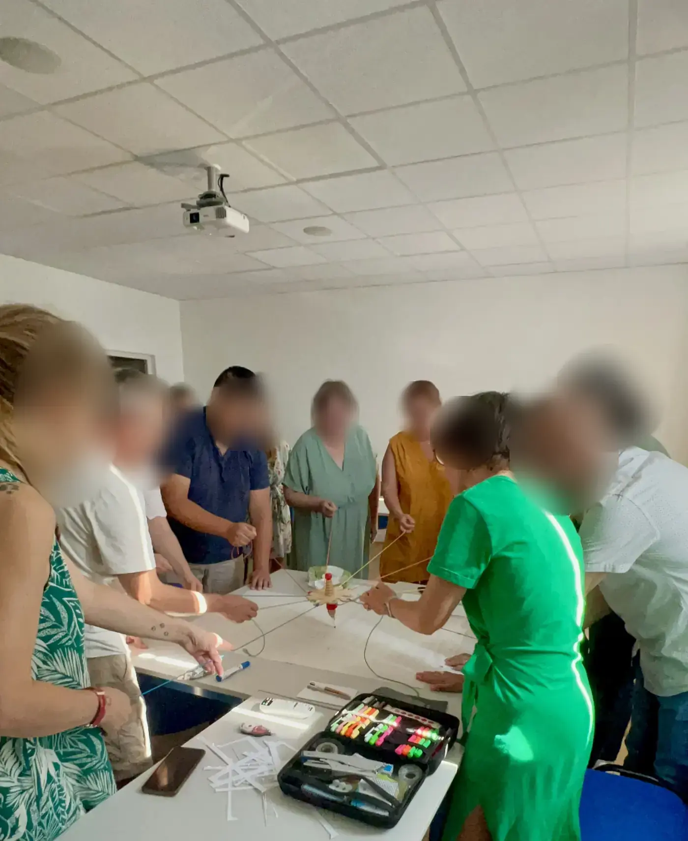 Atelier d'intelligence collective : les participants coopèrent autour d'une table